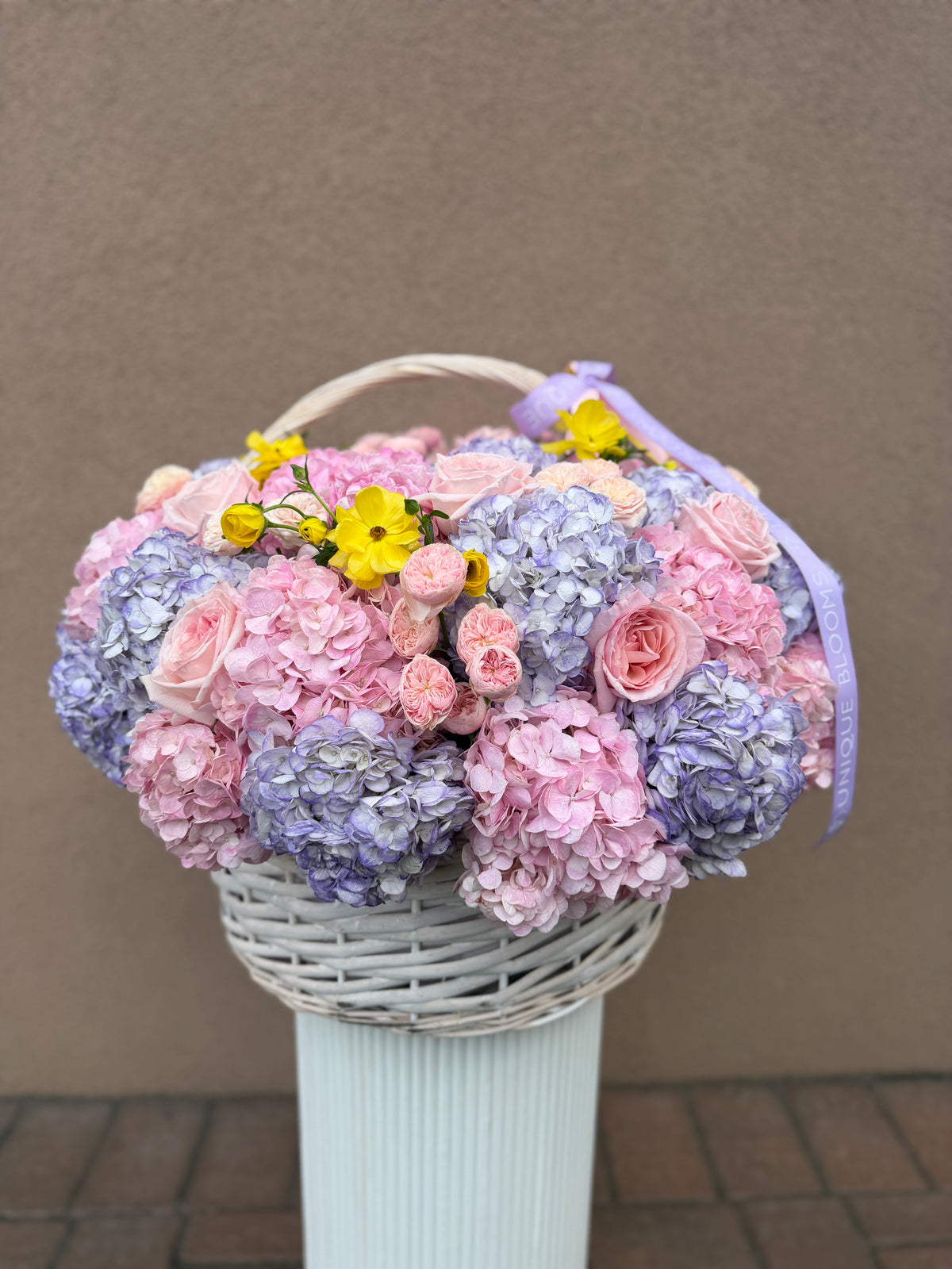 CUSTOM WHITE BASKET - ROUND